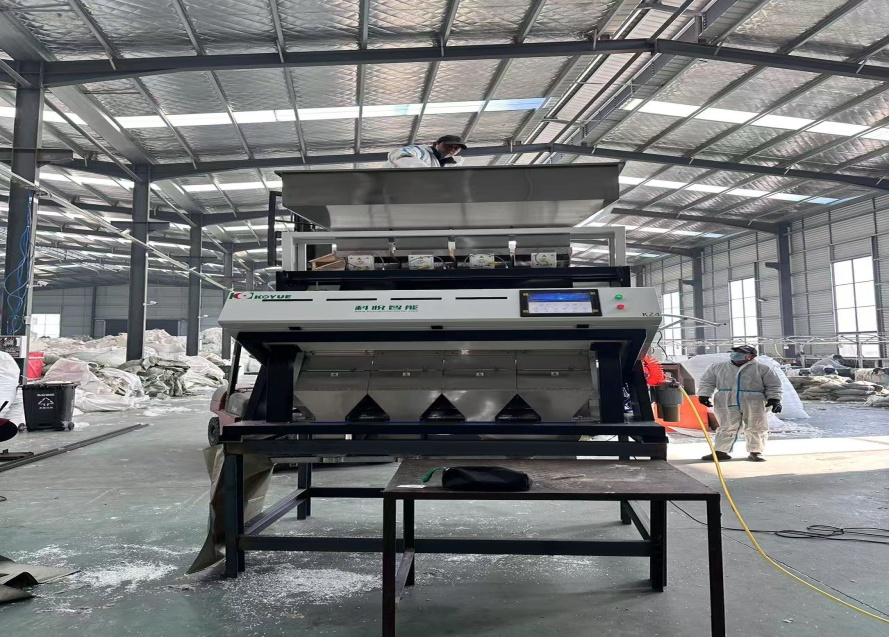 Koyue KZ4 Color Sorter After-Sales Technician Conducts On-Site Debugging for Fiberglass Application